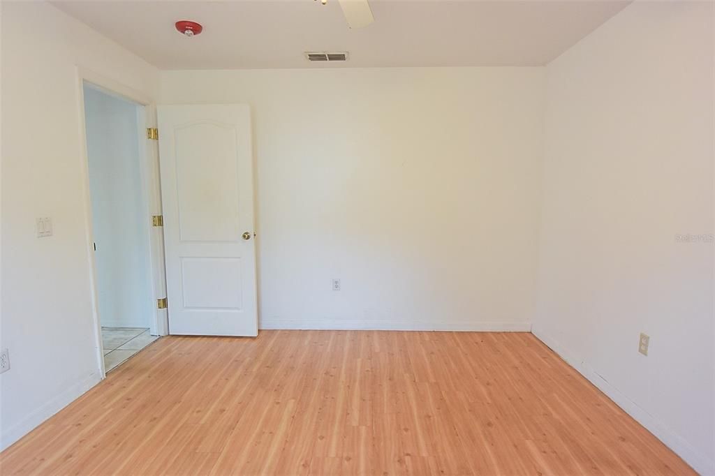 待售: $272,000 (4 贝兹, 3 浴室, 1881 平方英尺)