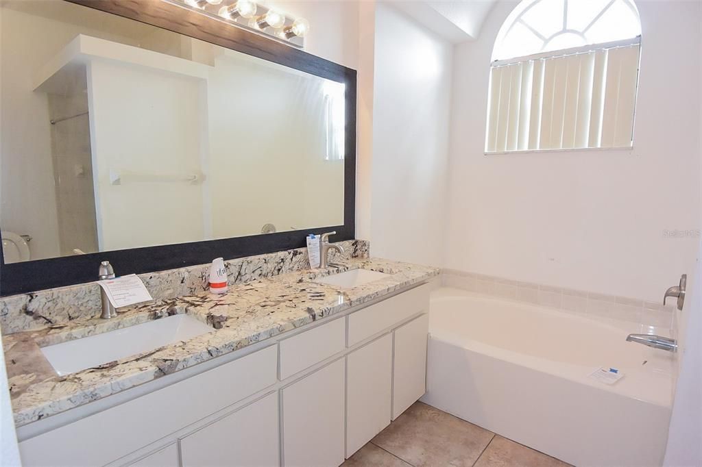 待售: $272,000 (4 贝兹, 3 浴室, 1881 平方英尺)