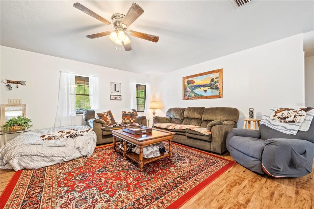 На продажу: $249,999 (2 спален, 2 ванн, 1316 Квадратных фут)