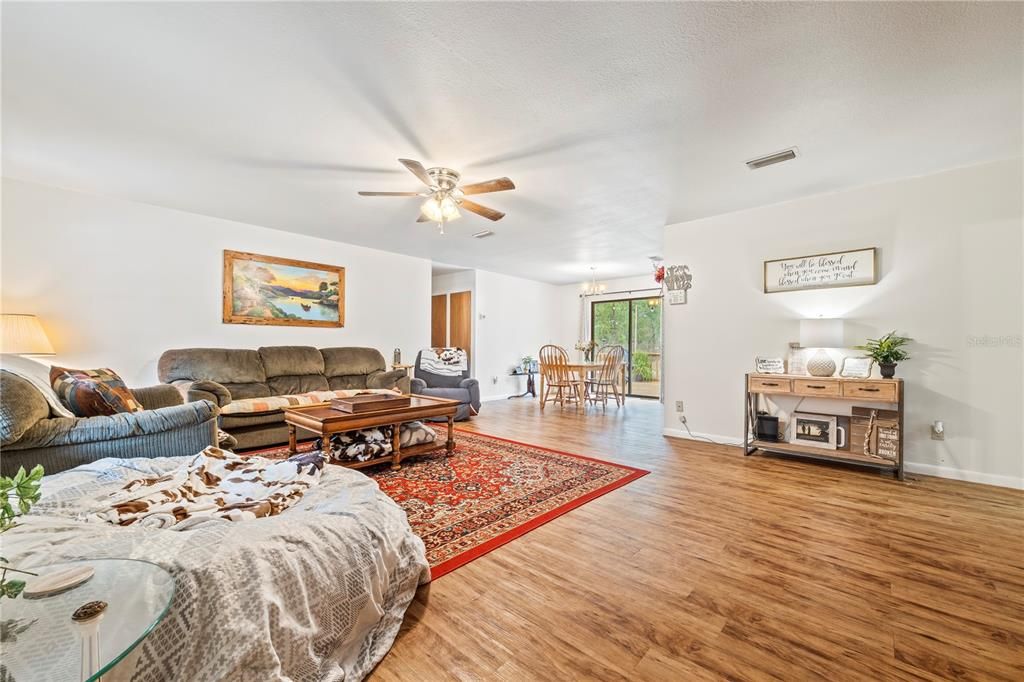 На продажу: $249,999 (2 спален, 2 ванн, 1316 Квадратных фут)