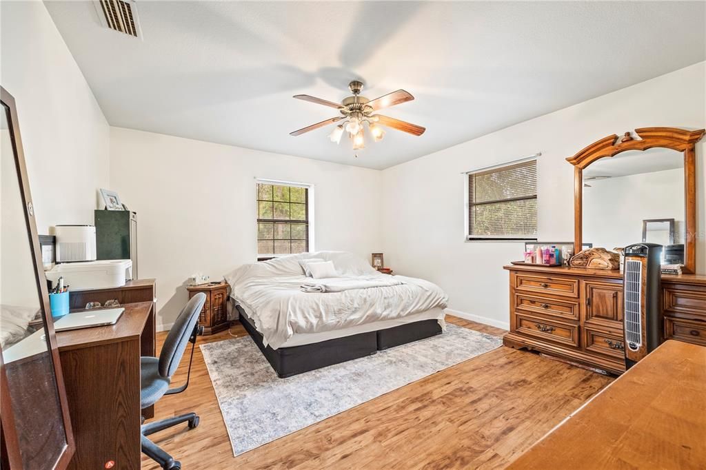 На продажу: $249,999 (2 спален, 2 ванн, 1316 Квадратных фут)