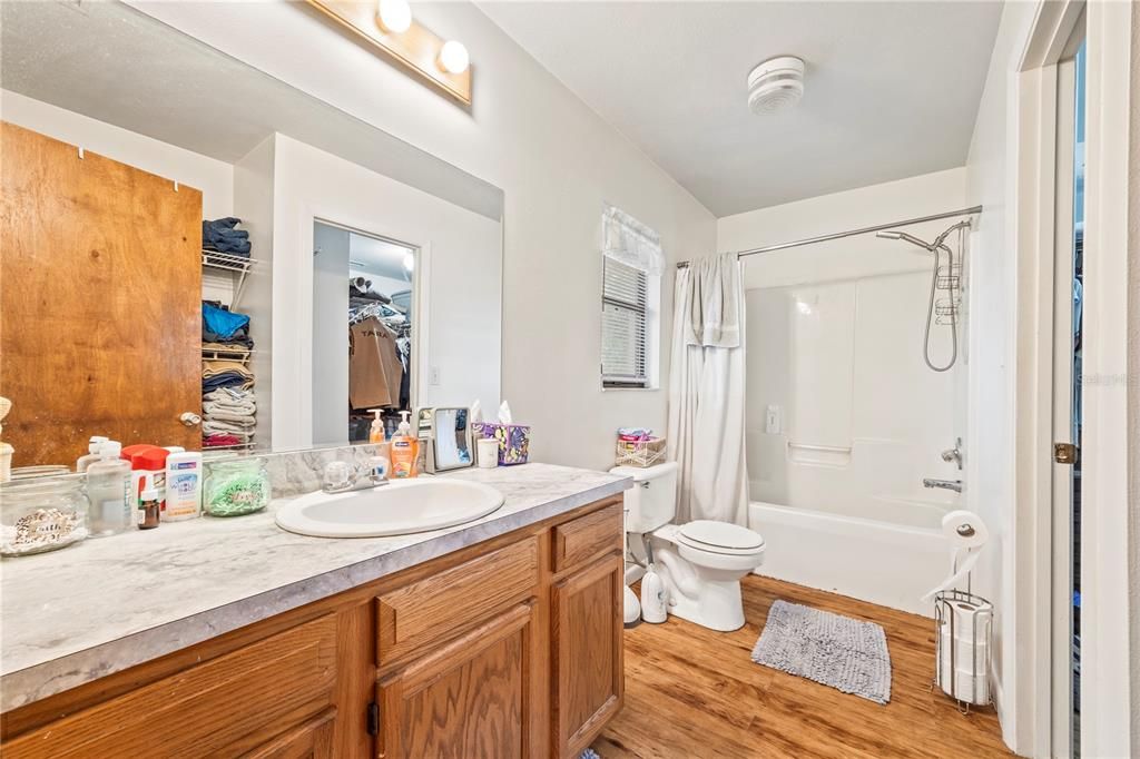 На продажу: $249,999 (2 спален, 2 ванн, 1316 Квадратных фут)