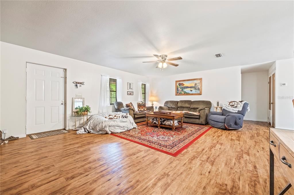 На продажу: $249,999 (2 спален, 2 ванн, 1316 Квадратных фут)