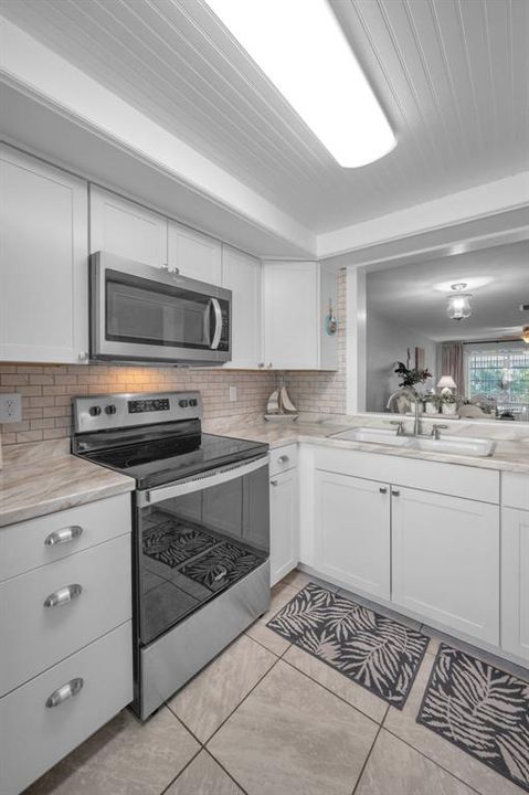 For Sale: $136,900 (2 beds, 2 baths, 1032 Square Feet)