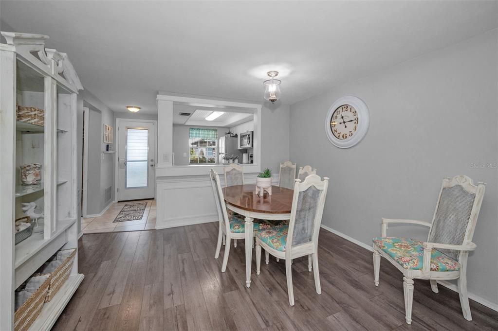 For Sale: $136,900 (2 beds, 2 baths, 1032 Square Feet)