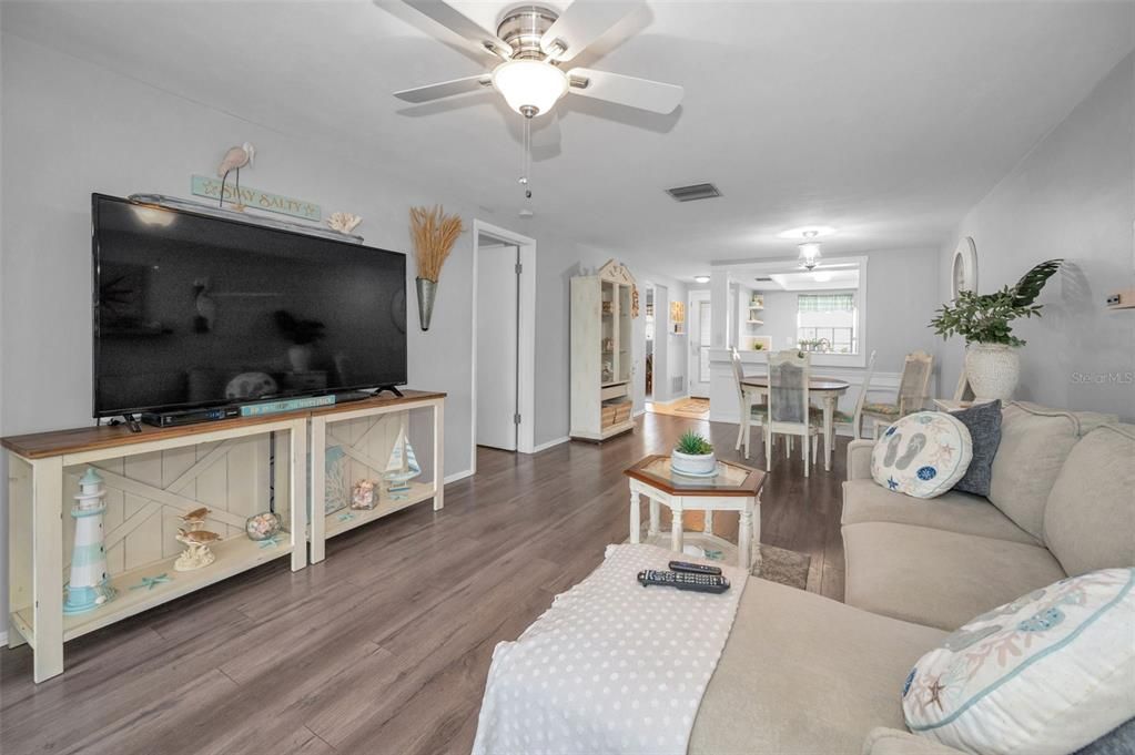 For Sale: $136,900 (2 beds, 2 baths, 1032 Square Feet)