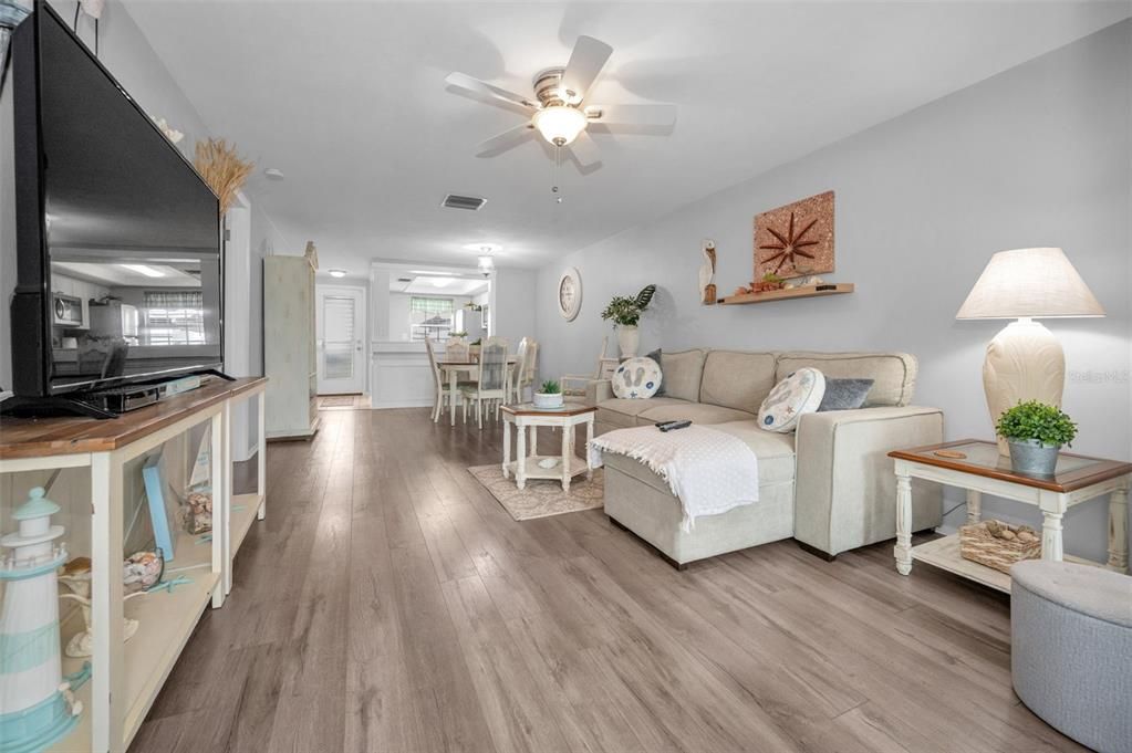 For Sale: $136,900 (2 beds, 2 baths, 1032 Square Feet)