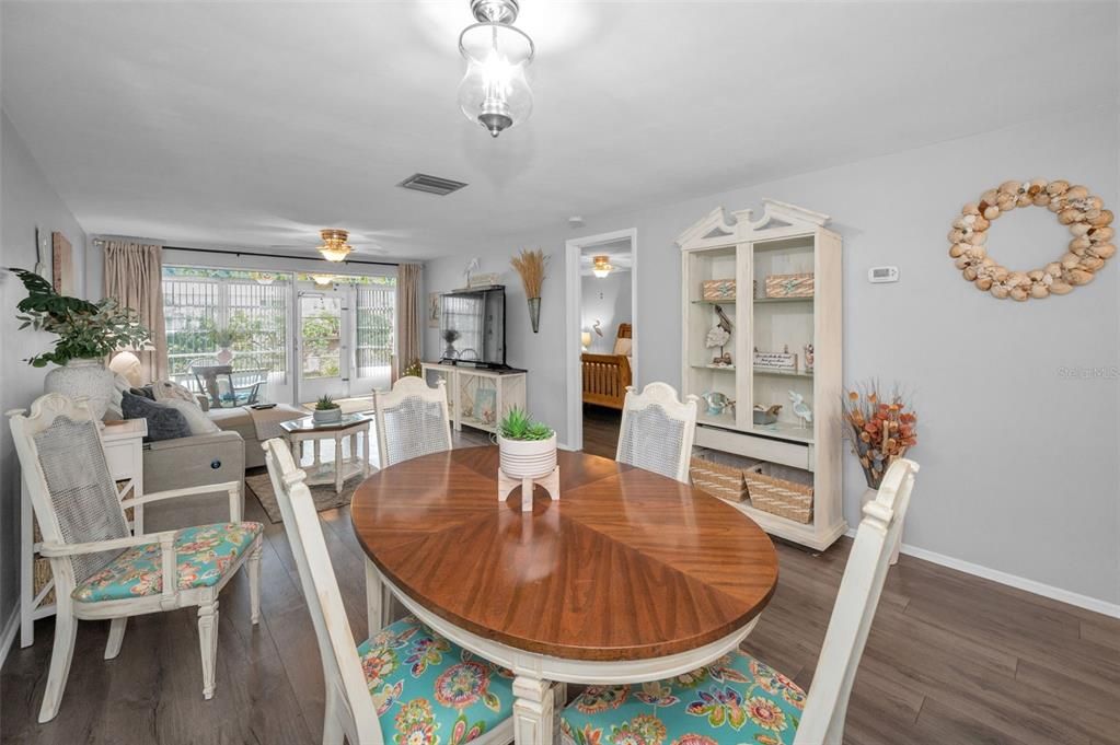 For Sale: $136,900 (2 beds, 2 baths, 1032 Square Feet)