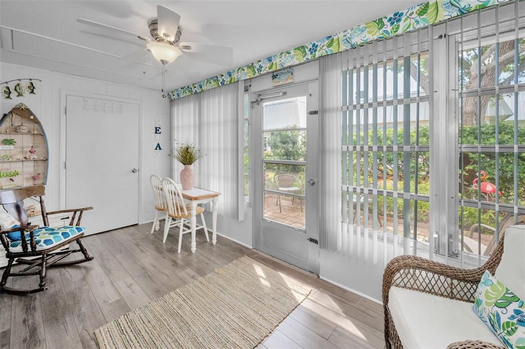 For Sale: $136,900 (2 beds, 2 baths, 1032 Square Feet)