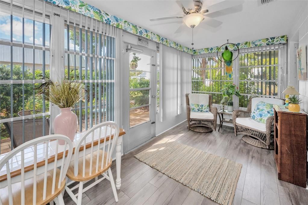 For Sale: $136,900 (2 beds, 2 baths, 1032 Square Feet)