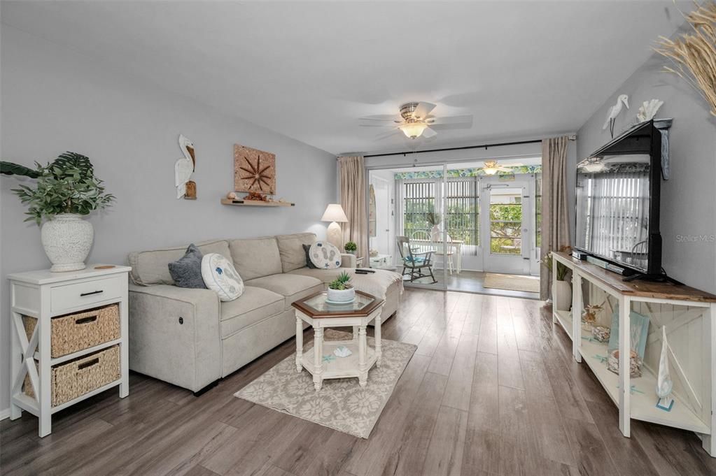 For Sale: $136,900 (2 beds, 2 baths, 1032 Square Feet)