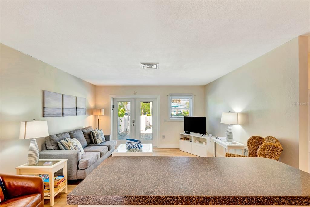 待售: $845,000 (2 贝兹, 1 浴室, 810 平方英尺)