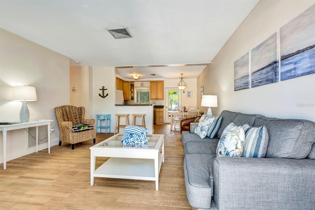 待售: $845,000 (2 贝兹, 1 浴室, 810 平方英尺)