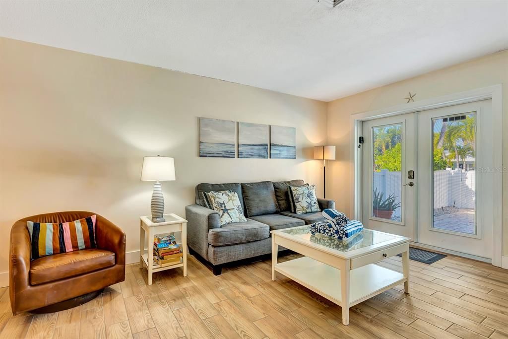 待售: $845,000 (2 贝兹, 1 浴室, 810 平方英尺)