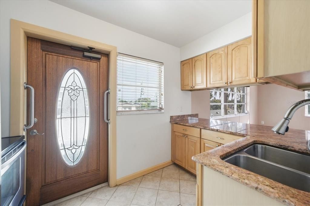For Sale: $328,000 (2 beds, 2 baths, 793 Square Feet)