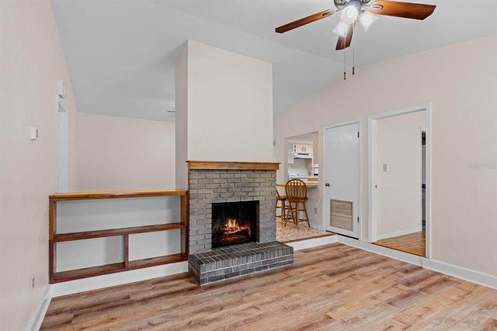 В аренду: $2,250 (4 спален, 2 ванн, 1416 Квадратных фут)