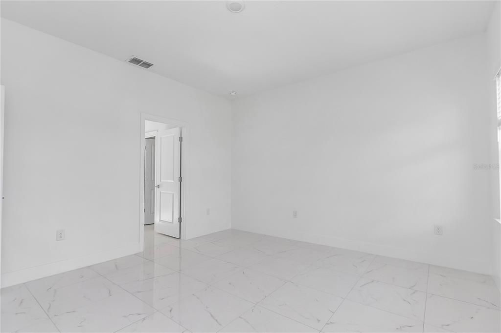 Под контрактом: $308,900 (4 спален, 3 ванн, 1905 Квадратных фут)