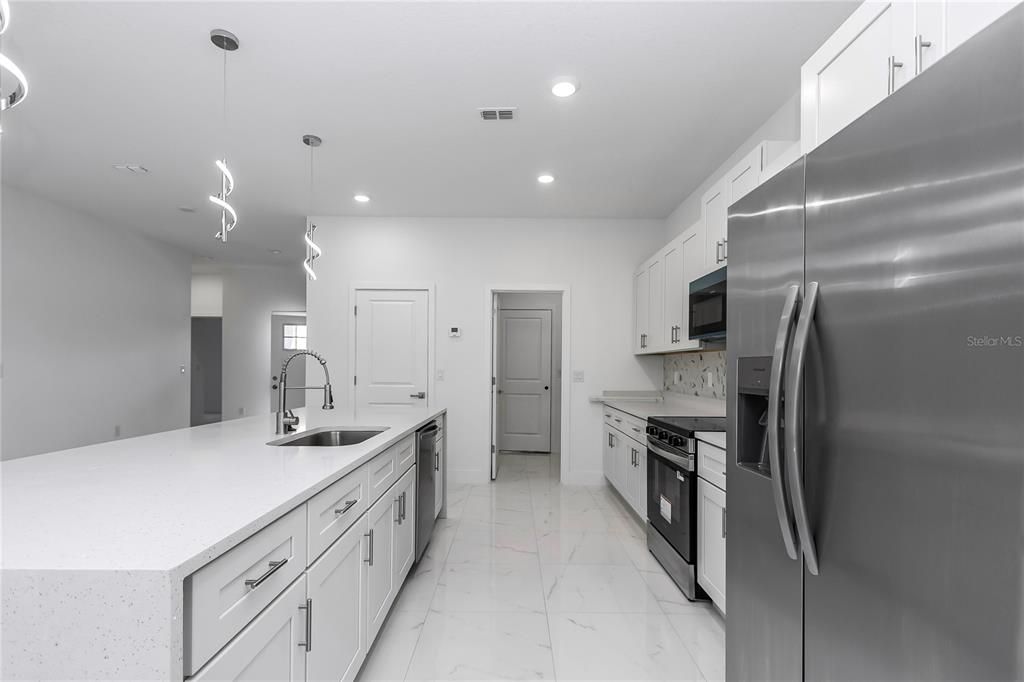 Под контрактом: $308,900 (4 спален, 3 ванн, 1905 Квадратных фут)