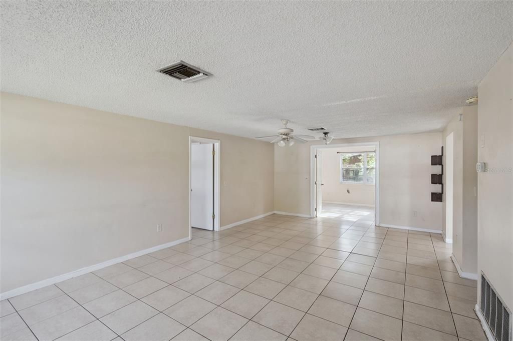 Activo con contrato: $185,000 (2 camas, 2 baños, 1212 Pies cuadrados)