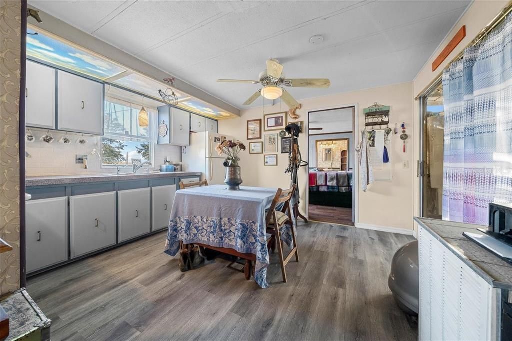 На продажу: $189,900 (2 спален, 2 ванн, 840 Квадратных фут)
