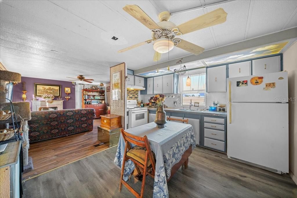 На продажу: $189,900 (2 спален, 2 ванн, 840 Квадратных фут)