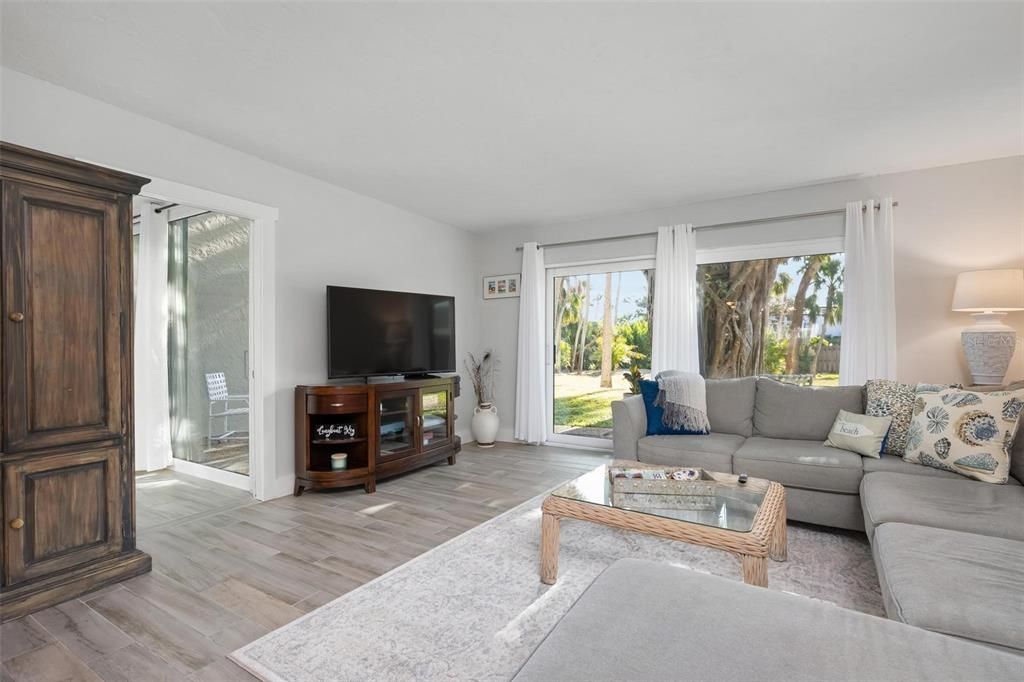 For Sale: $649,999 (2 beds, 2 baths, 1128 Square Feet)