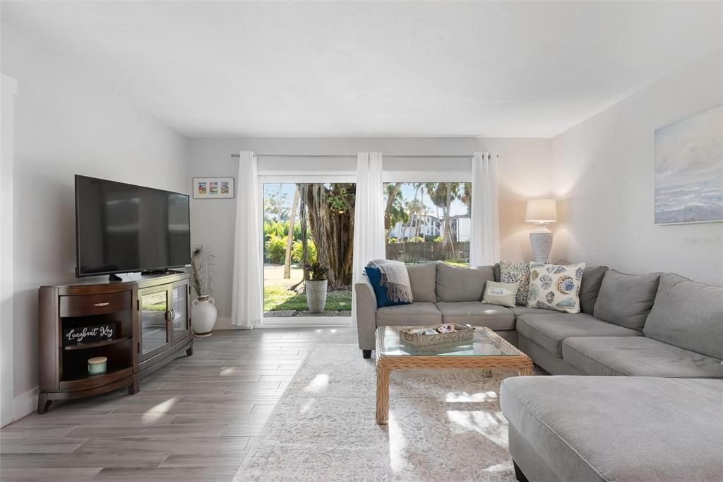 For Sale: $649,999 (2 beds, 2 baths, 1128 Square Feet)