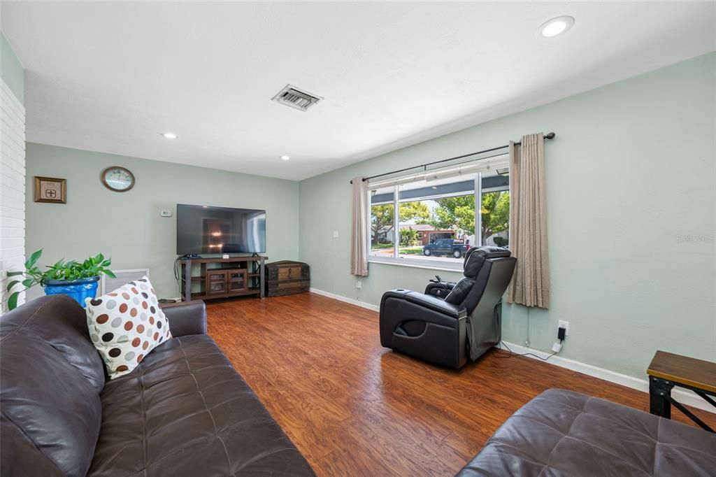 待售: $459,000 (4 贝兹, 2 浴室, 1638 平方英尺)