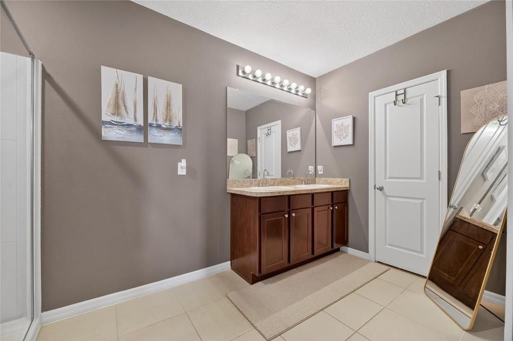 待售: $369,000 (4 贝兹, 2 浴室, 2328 平方英尺)