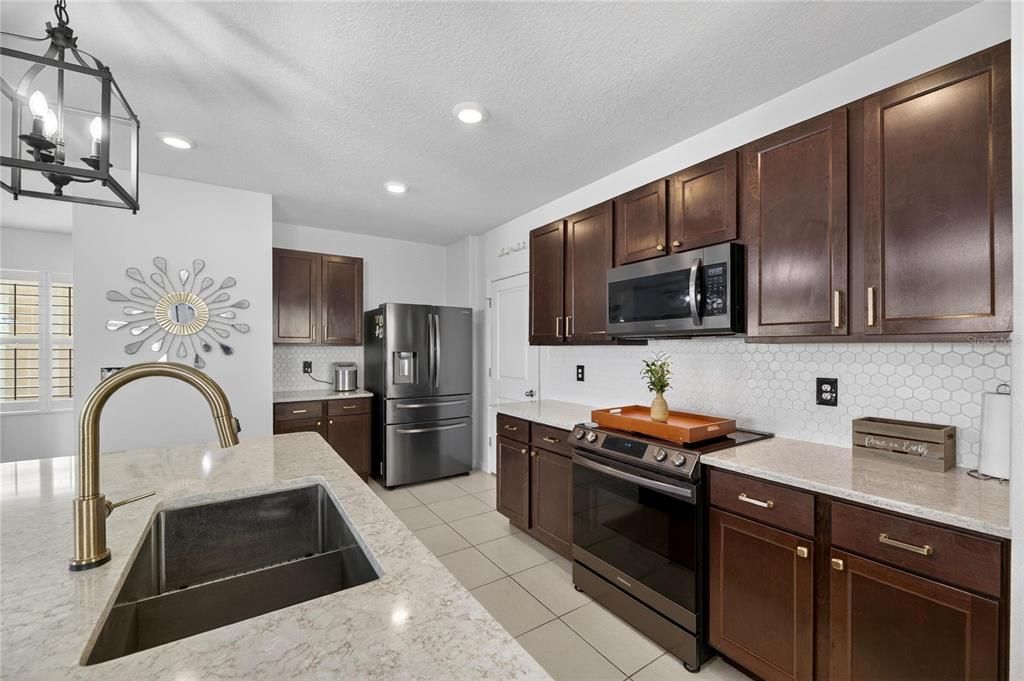 待售: $369,000 (4 贝兹, 2 浴室, 2328 平方英尺)