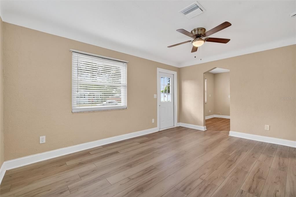 На продажу: $220,000 (2 спален, 1 ванн, 1332 Квадратных фут)