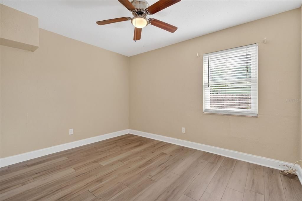 На продажу: $220,000 (2 спален, 1 ванн, 1332 Квадратных фут)