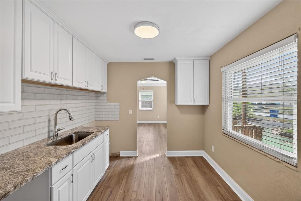 На продажу: $220,000 (2 спален, 1 ванн, 1332 Квадратных фут)