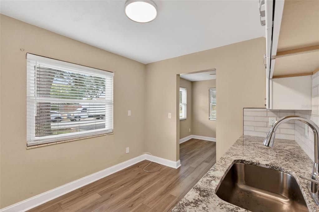 На продажу: $220,000 (2 спален, 1 ванн, 1332 Квадратных фут)