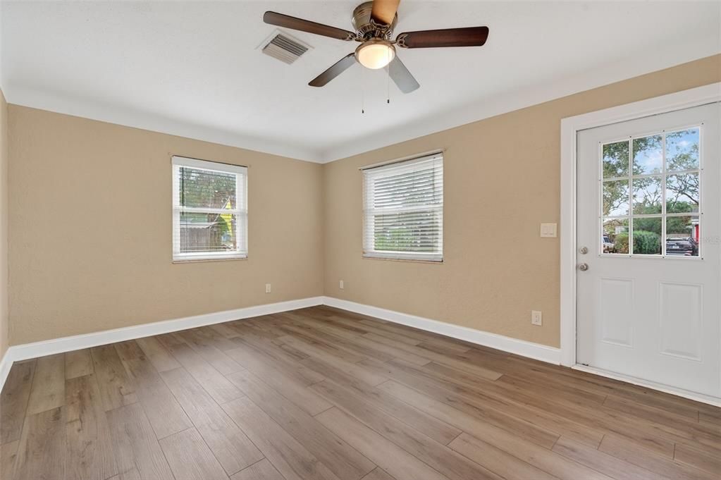 На продажу: $220,000 (2 спален, 1 ванн, 1332 Квадратных фут)