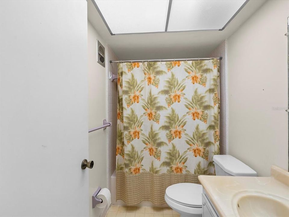 На продажу: $99,900 (2 спален, 1 ванн, 972 Квадратных фут)