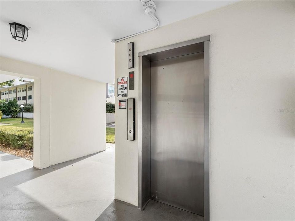 На продажу: $99,900 (2 спален, 1 ванн, 972 Квадратных фут)