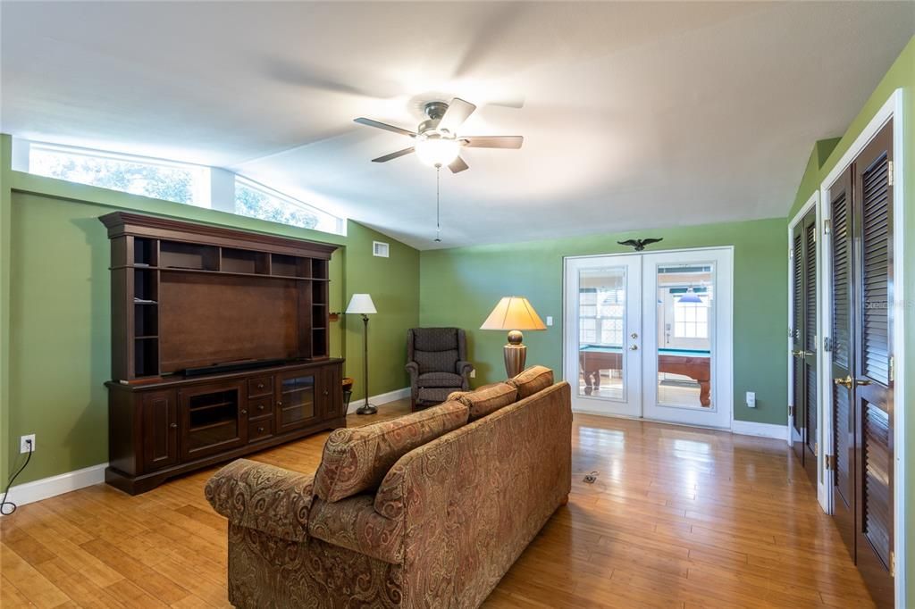 For Sale: $294,900 (1 beds, 1 baths, 864 Square Feet)