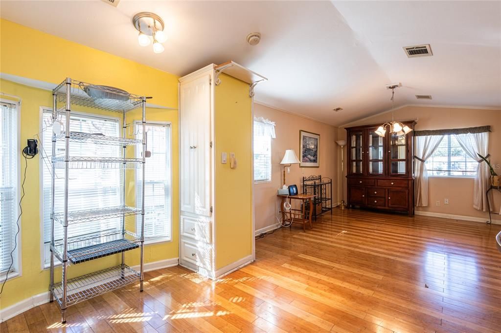 For Sale: $294,900 (1 beds, 1 baths, 864 Square Feet)