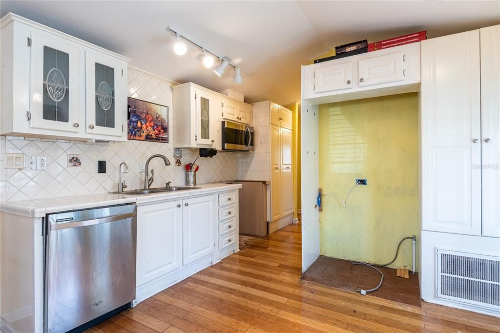 For Sale: $294,900 (1 beds, 1 baths, 864 Square Feet)