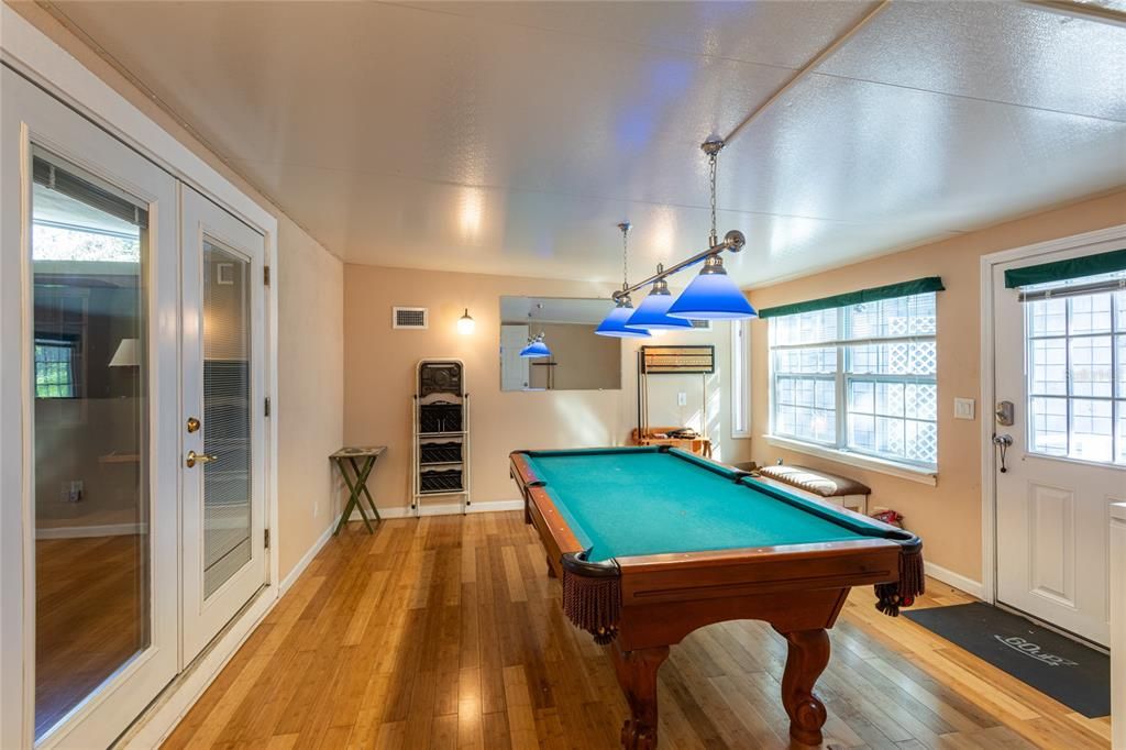 For Sale: $294,900 (1 beds, 1 baths, 864 Square Feet)