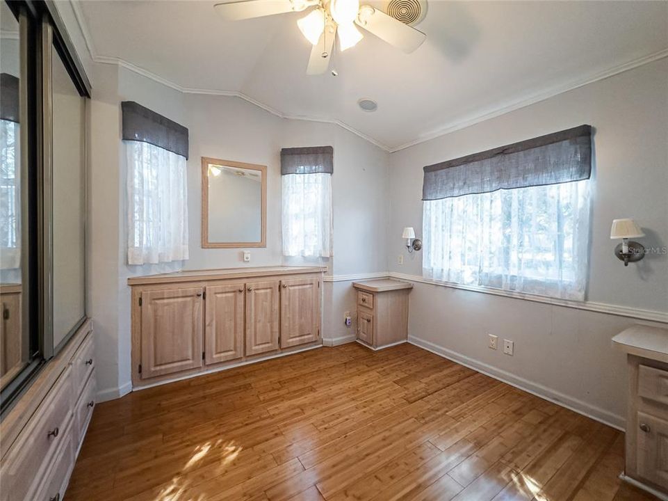 For Sale: $294,900 (1 beds, 1 baths, 864 Square Feet)