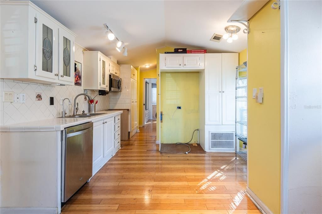 For Sale: $294,900 (1 beds, 1 baths, 864 Square Feet)