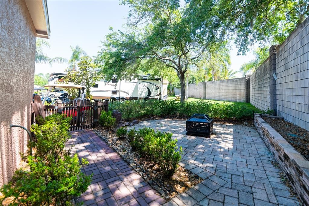 For Sale: $294,900 (1 beds, 1 baths, 864 Square Feet)