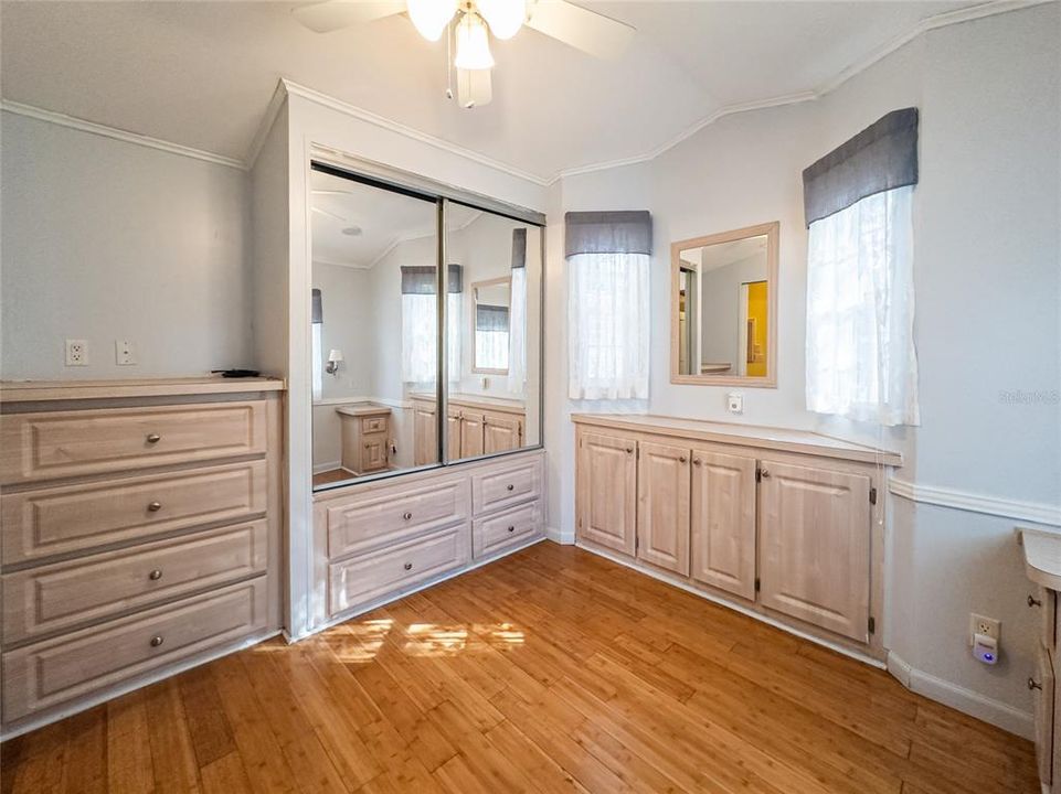 For Sale: $294,900 (1 beds, 1 baths, 864 Square Feet)