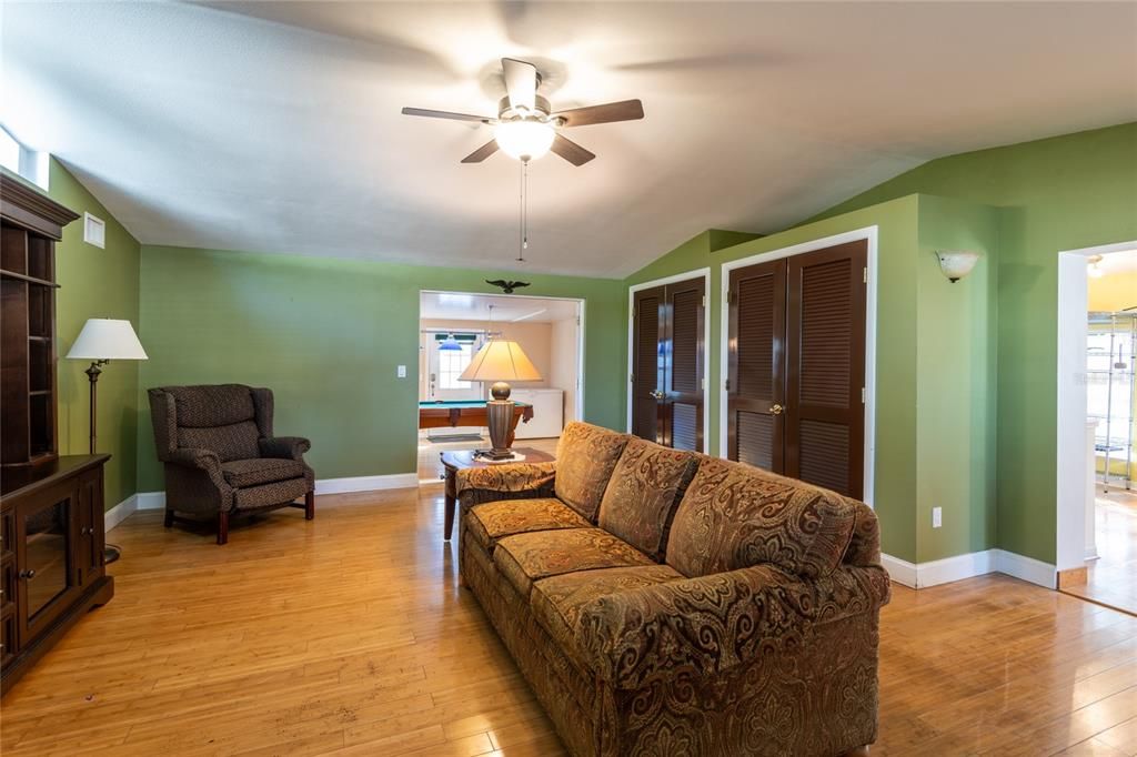 For Sale: $294,900 (1 beds, 1 baths, 864 Square Feet)