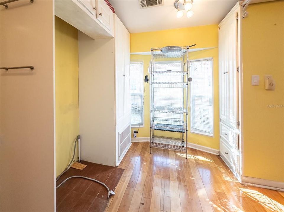 For Sale: $294,900 (1 beds, 1 baths, 864 Square Feet)