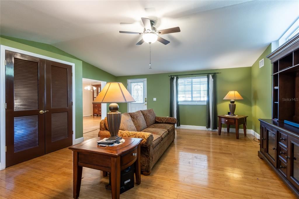 For Sale: $294,900 (1 beds, 1 baths, 864 Square Feet)