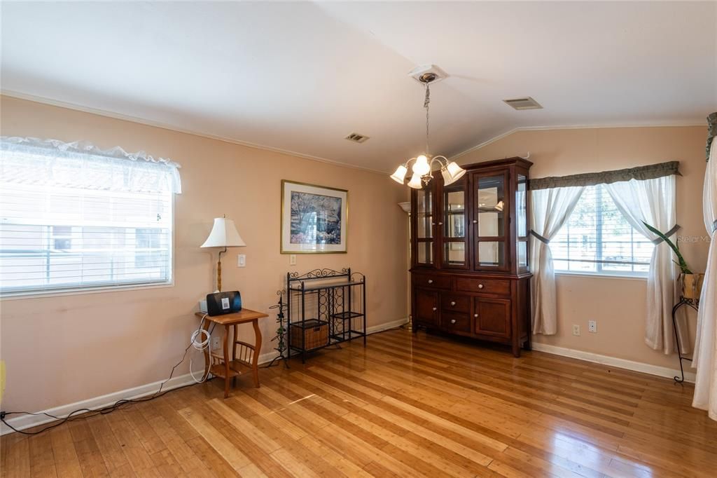 For Sale: $294,900 (1 beds, 1 baths, 864 Square Feet)
