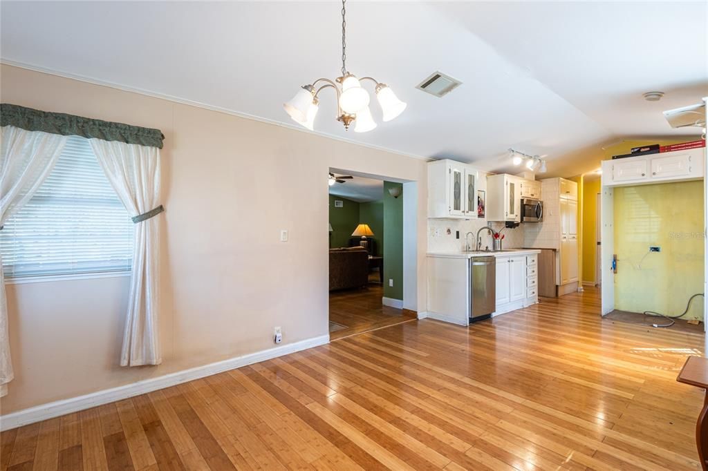 For Sale: $294,900 (1 beds, 1 baths, 864 Square Feet)